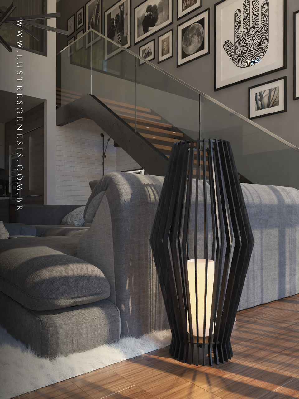 Luminária de chão Palmeira Ø43x87cm com acabamento em madeira imbuia, iluminando uma sala de estar moderna com sofá cinza, tapete felpudo e decoração de quadros na parede.